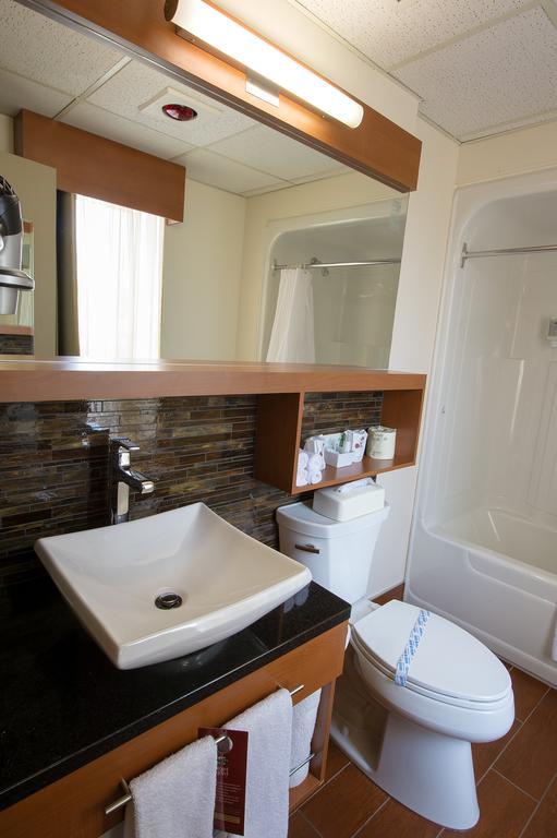 Hotel Du Fjord Chicoutimi Екстериор снимка